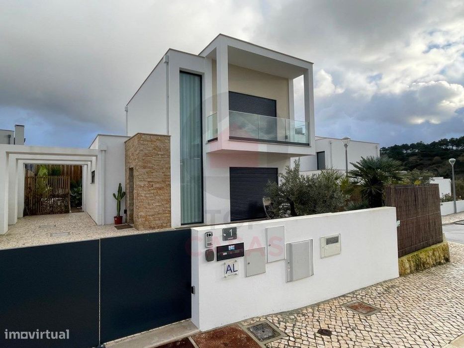 Moradia de arquitectura moderna com piscina privada