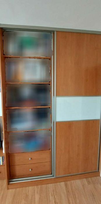 Szafa przesuwna z regałem.
