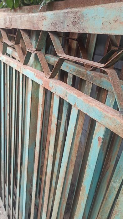 Забор металлический, секции ограждения.