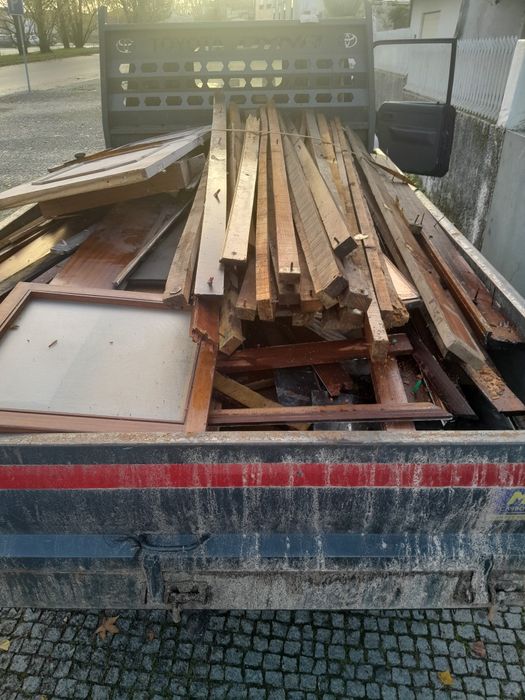 Faço cargas de emtulho madeiras pladur papelão moveis