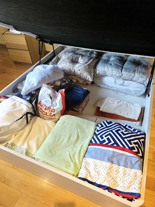 Cama de casal com arrumação