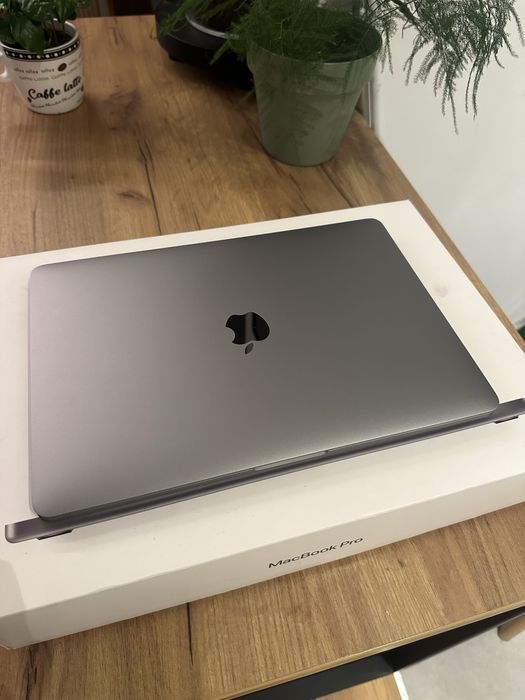 Macbook 13’ Pro M1, bateria 96%, 170 cykli.