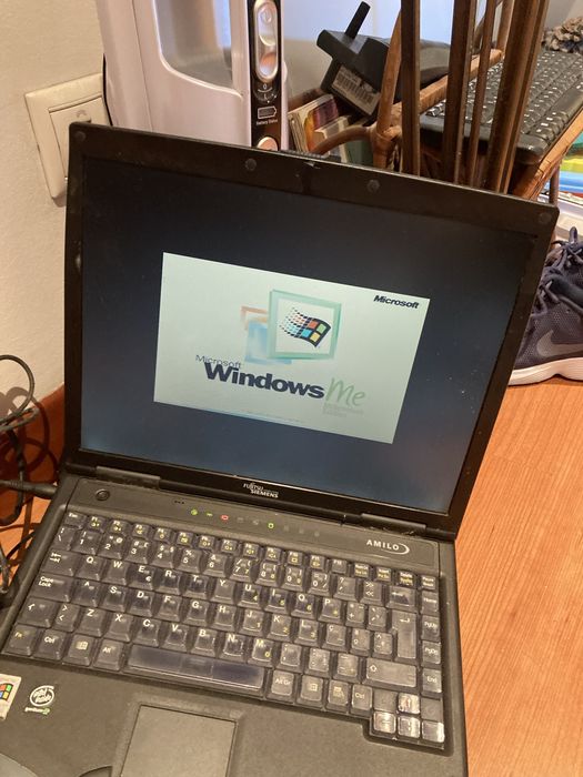 Computador Fugitsu siemens antigo para colecao