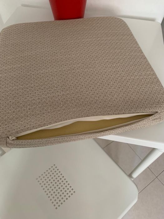 Mesa e cadeira dobrável + coxim anti-derrapante, para exterior ou interior.