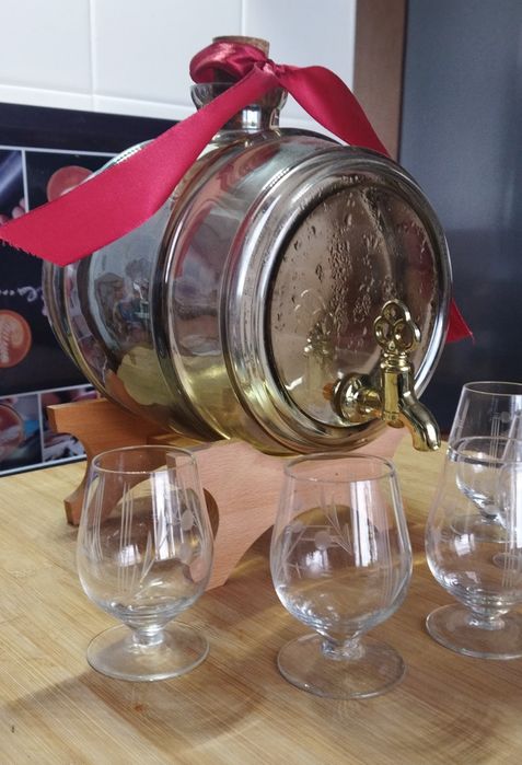Beczułka na alkohol 2l na drewnianym stojaku na bimber