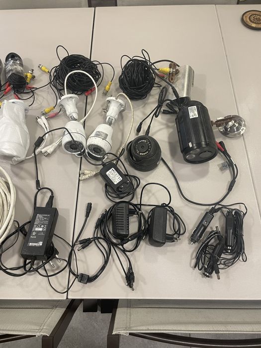 11 Câmaras de Vigilância + carregadores extra + cabos + gravador