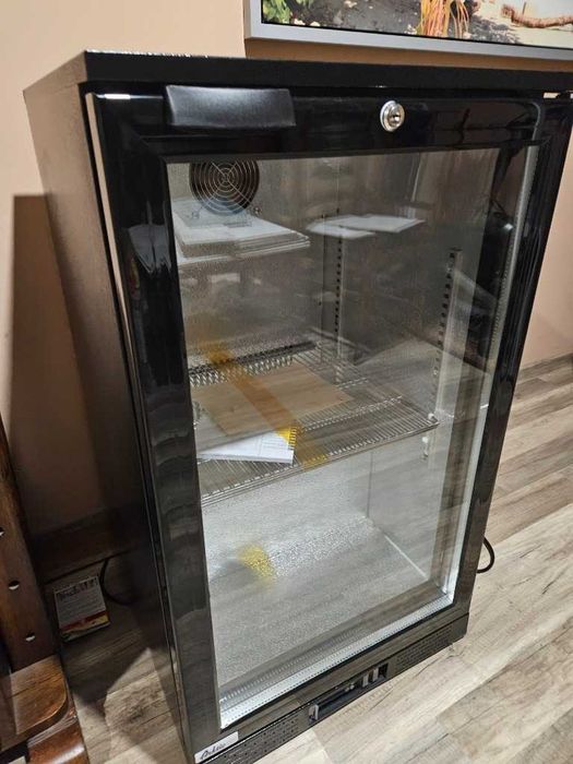 Arktic/Hendi Lodówka/Chłodziarka barowa 118 l 1-drzwiowa LED czarna