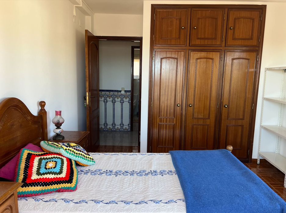 ALUGUER DE QUARTOS no Monte da Caparica junto à Egas Moniz