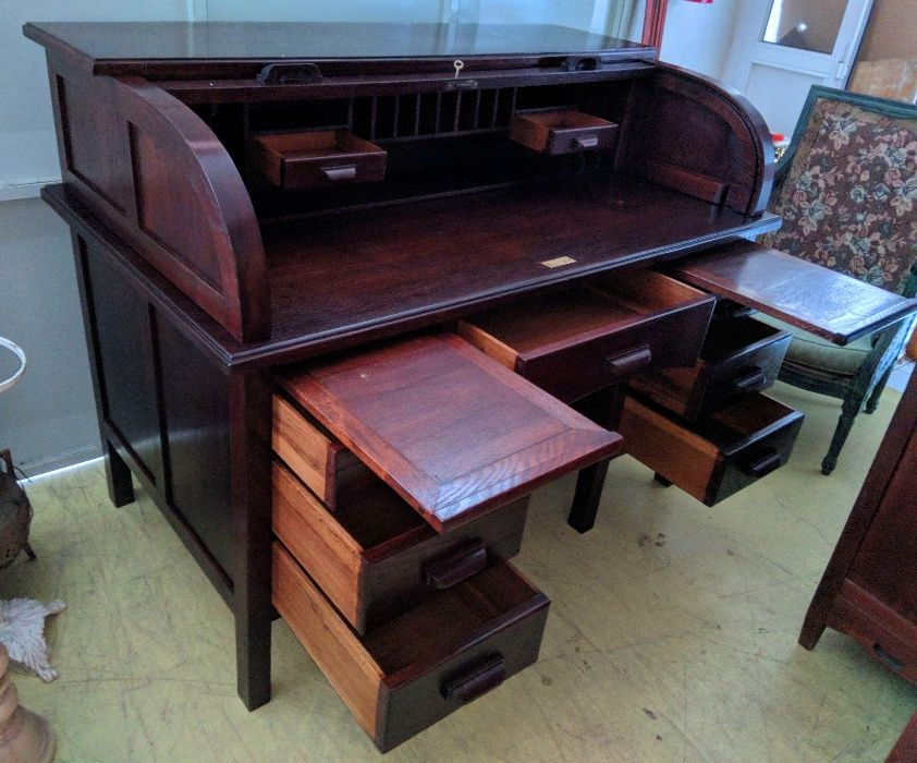 Secretária Rolo Carvalho