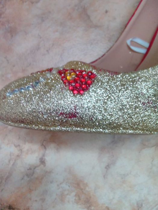 Szpilki brokatowe czerwono-złote 38