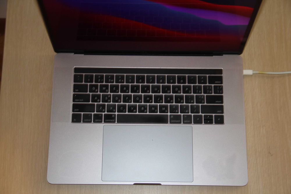 MacBookPro 15.4-inch Retina LED-backlit display with IPS; 2880 by 1800