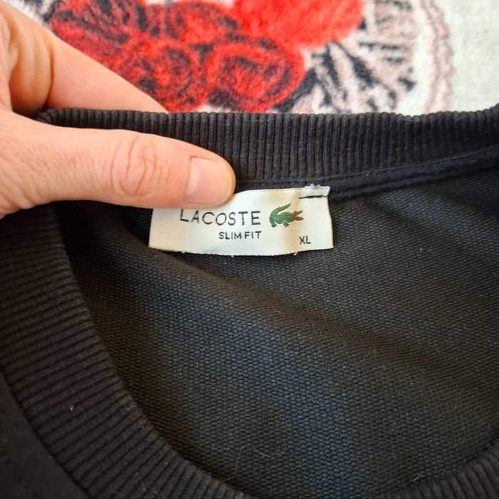Czarna bluza z nadrukiem Lacoste