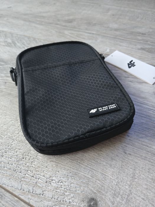 Saszetka na ramię czarna 4F