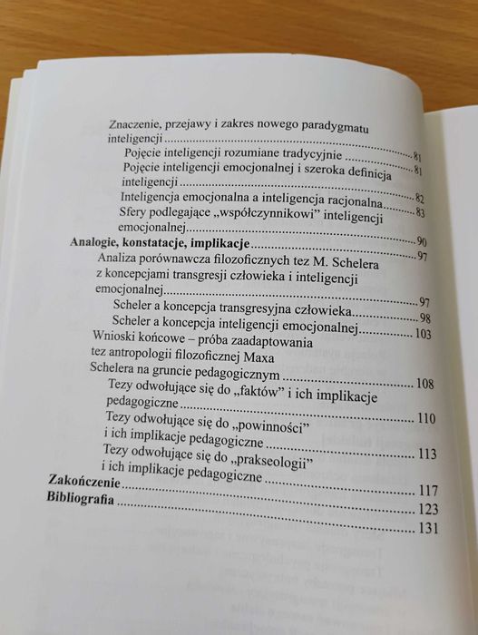 Książka "Człowiek i wychowanie", Jarosław Gara