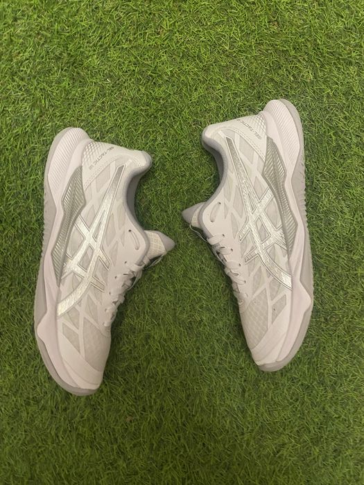 Волейбольні кросівки asics