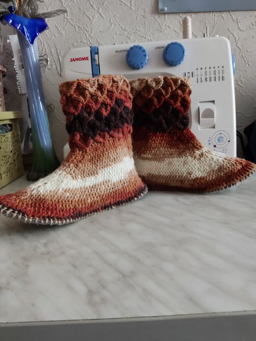 В'язані теплі домашні чобітки