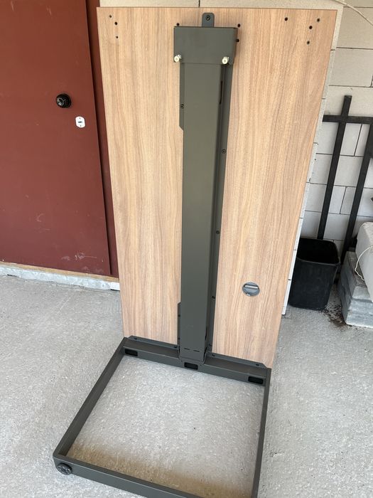 Офісний стіл на металевому каркасі.