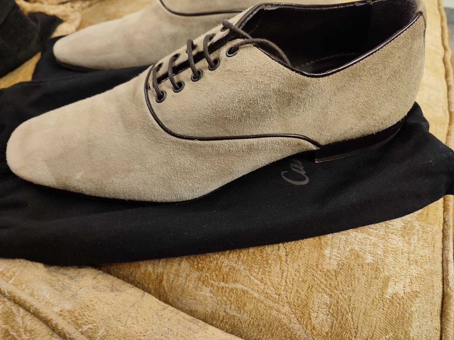 Sapatos de camurça beje com pele e atacador castanho