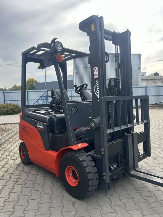 Woózek widłowy Linde E25