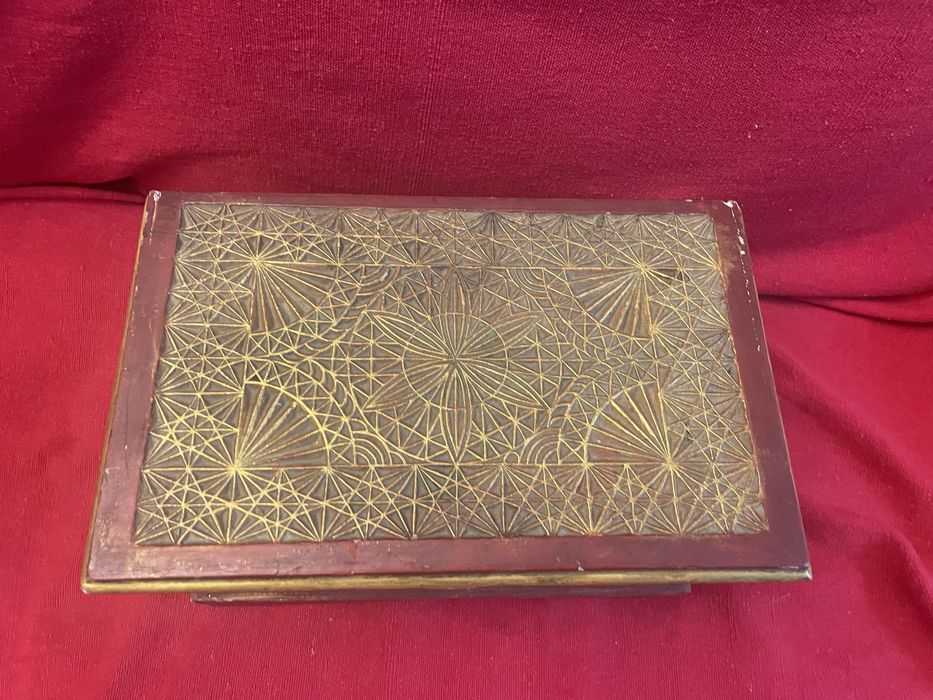 Caixa de madeira antiga pintada à mão