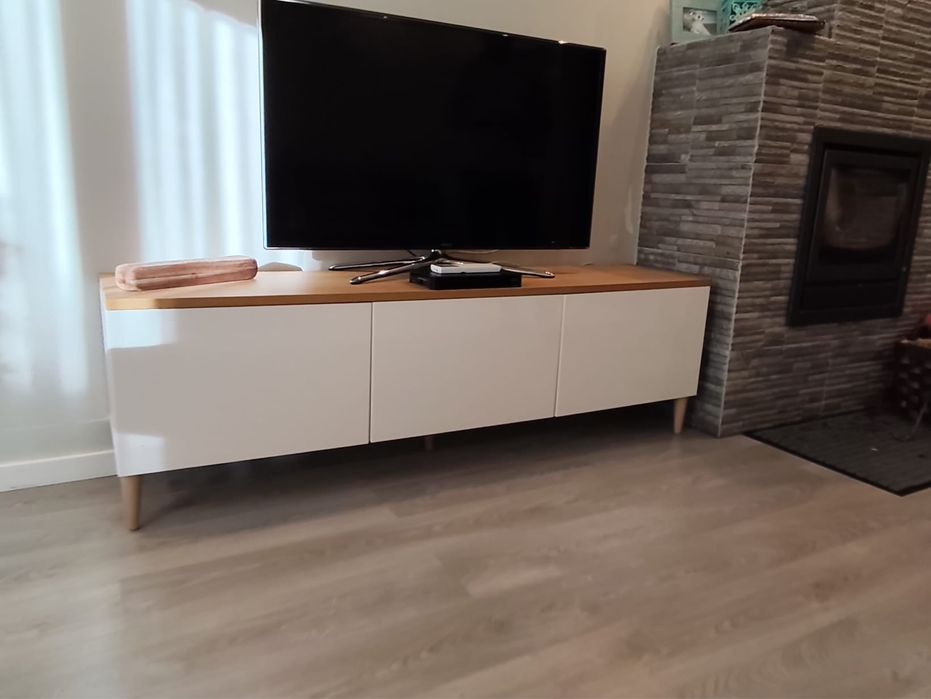 Móvel TV moderno branco e madeira