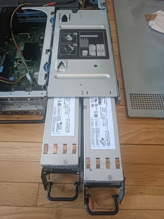 Dell PowerEdge 2950  / 4 x SAS 146 GB /