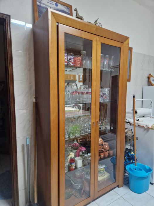 Móvel em Madeira com Portas de Vidro, espelhado