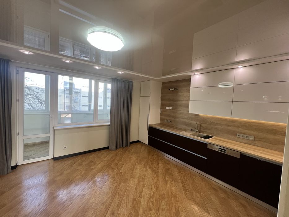 Продаю студія + 2 спальні. Власник. 3-ій пов. Є відео. Кладовка.