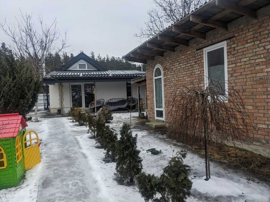 Продаж сучасного будинку. Поряд сосновий ліс, річка. Світло є завжди.