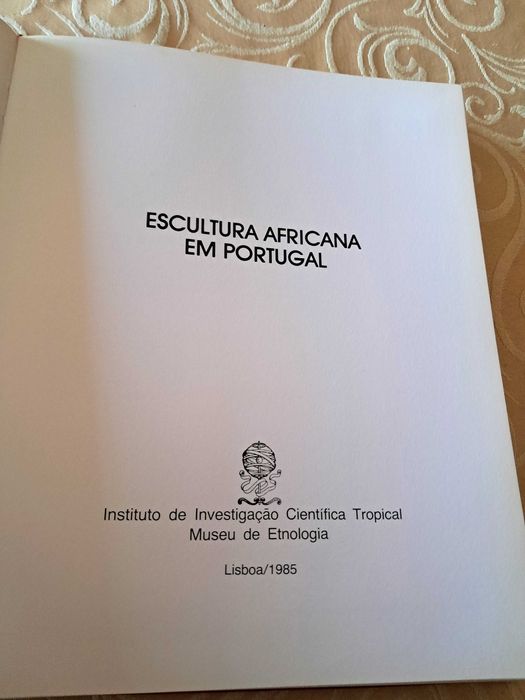 Ernesto Oliveira/Marie-Louise Bastin - Escultura Africana em Portugal