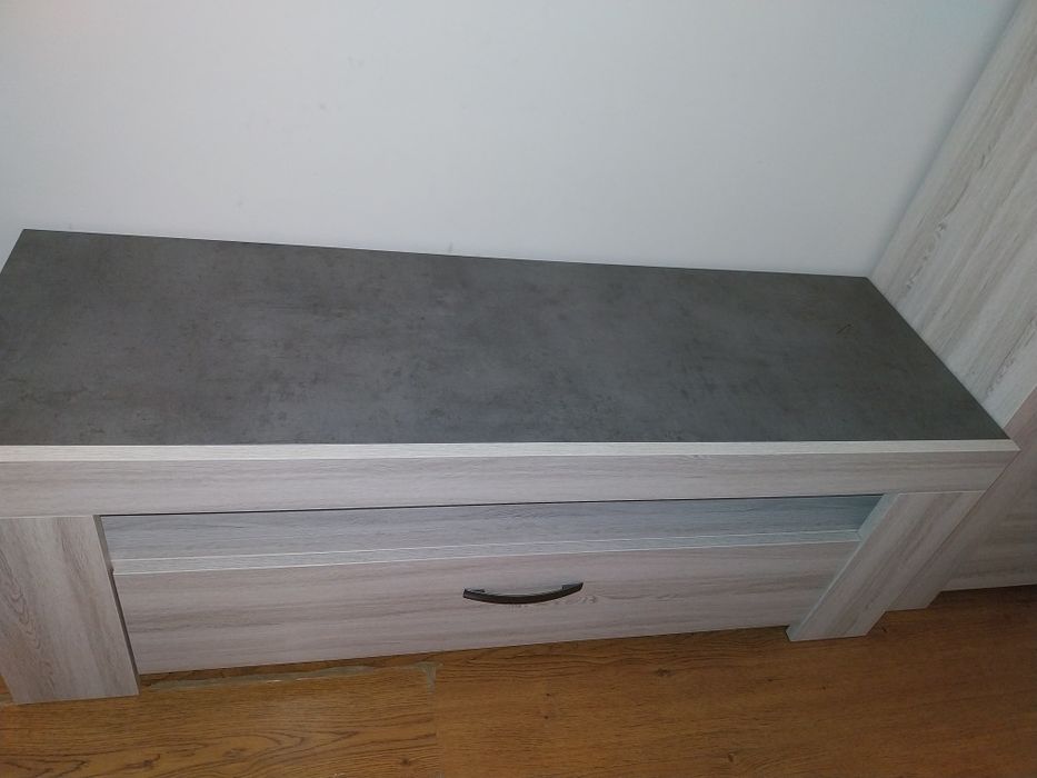 Mesa de TV e cristaleira