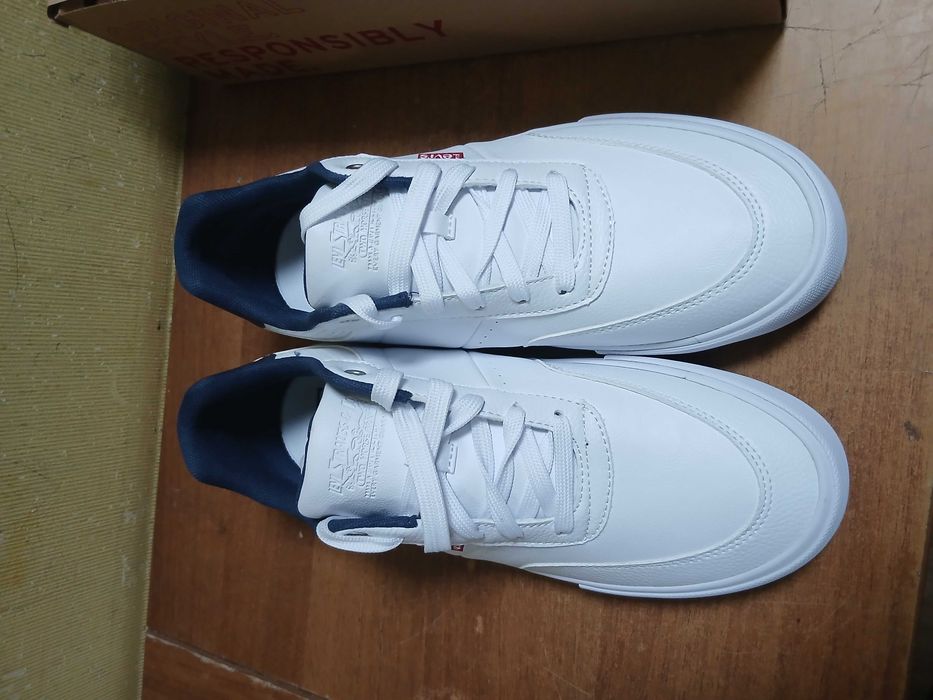 Нові чоловічі спортивні кросівки LEVI'S, 43,5