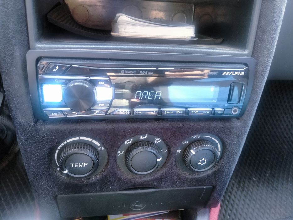 Alpine UTE-200BT магнитола с блютузом