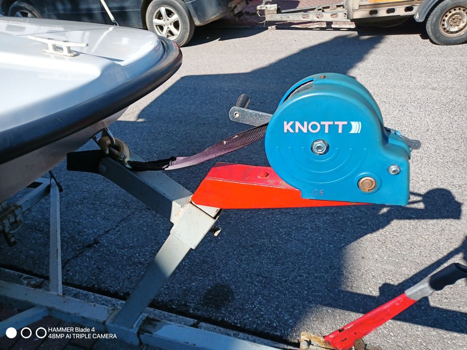 Łódź motorowa z zadaszeniem