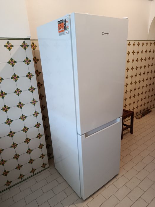Frigorífico Indesit praticamente novo