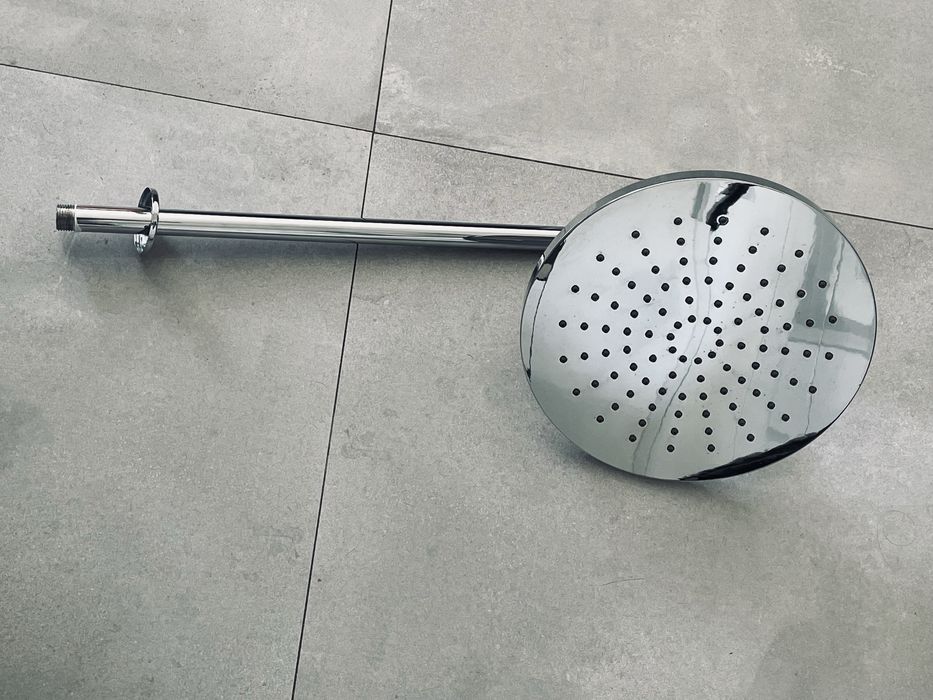 Cabeça de chuveiro e braço de parede
