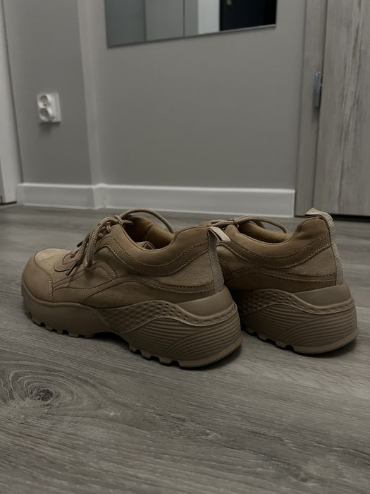 beżowe buty sportowe