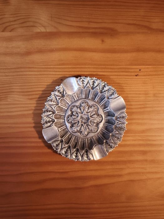 Cinzeiro de metal