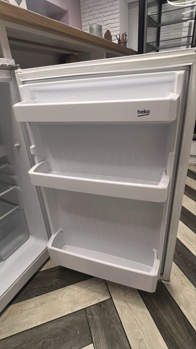 Однокамерний вбудований холодильник з морозильною камерою Beko