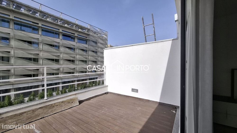 Moradia Triplex T2 com Terraço - Localização Premium junto à Lapa,