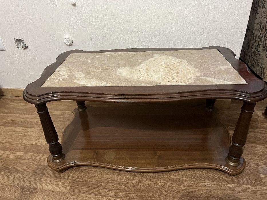 Mesa de madeira e mármore