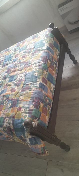 Cama em madeira, corpo e meio