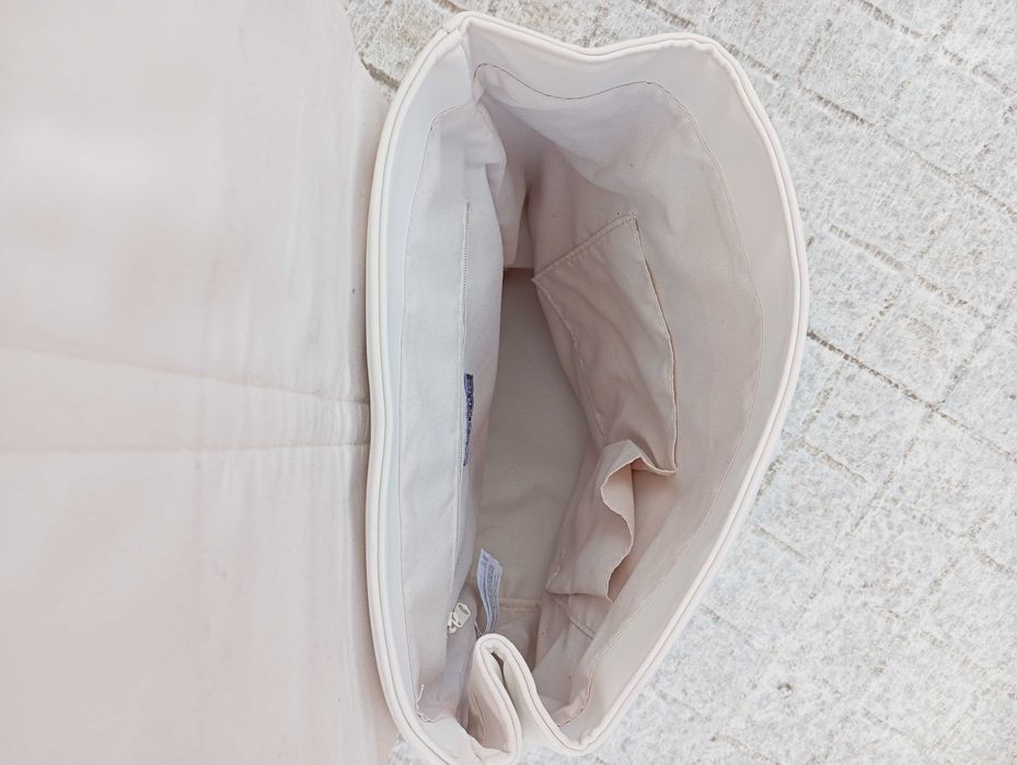 Mochila bege com cliques ajustável