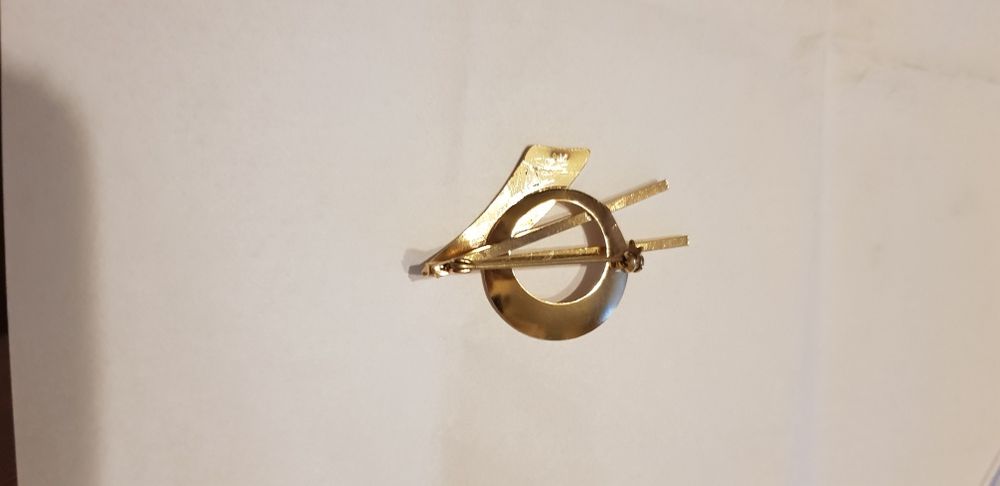 Piękna i unikatowa broszka w kolorze złotym .