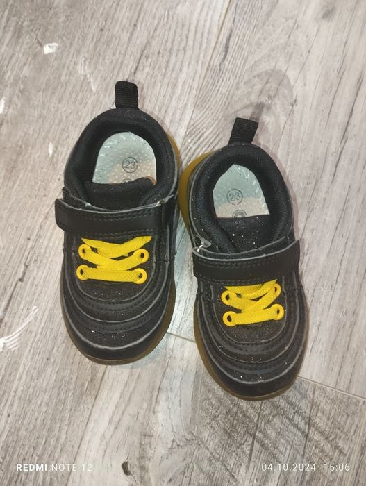 Кросівки з ледь підсвіткою