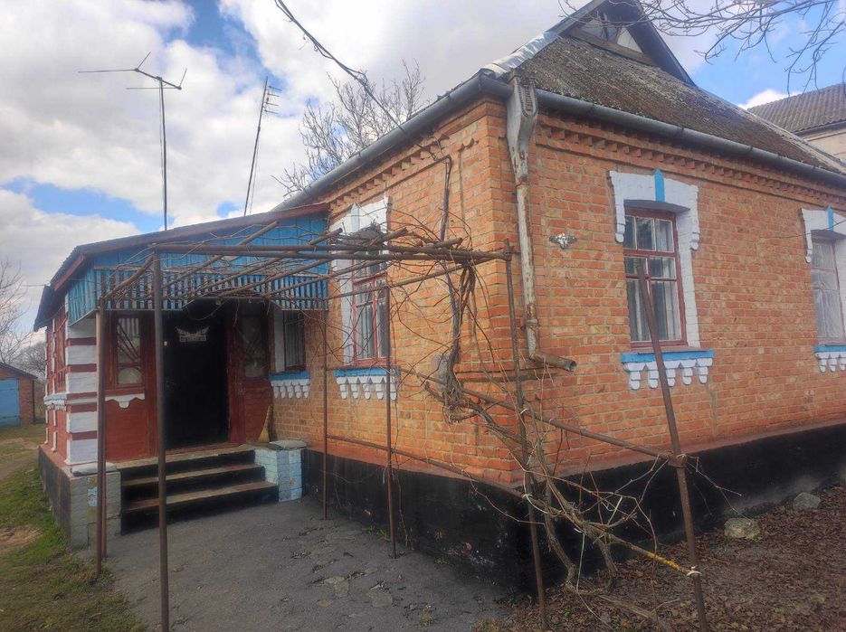 Будинок в центрі с. Уладівка Літинського р-ну. Асфальт, сад, город.