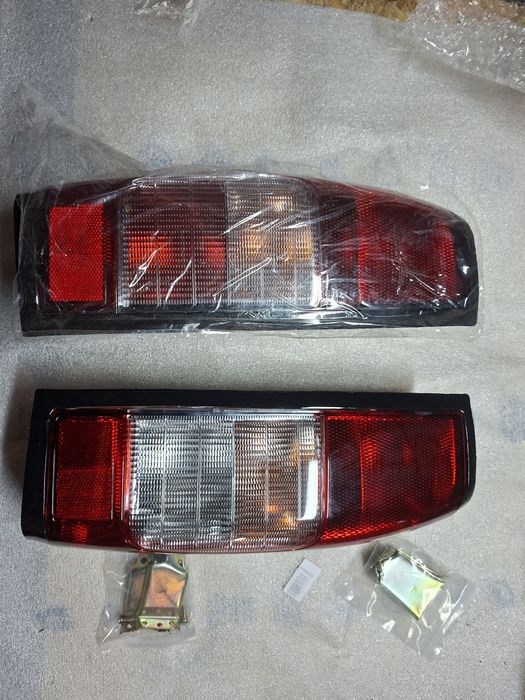 Nissan Navara  98/05 Lampy tył
