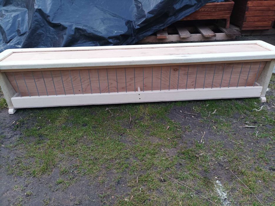 Karmnik dla ptaków ,gołębi z podajnikiem karmy