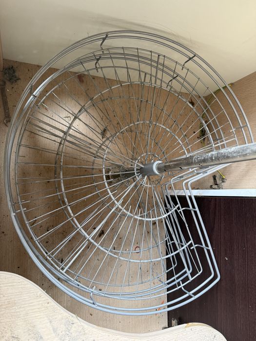 Sprzedam duży okrągłym kosz na garnki do szafy narożnej 90cm. Stan bardzo dobry.