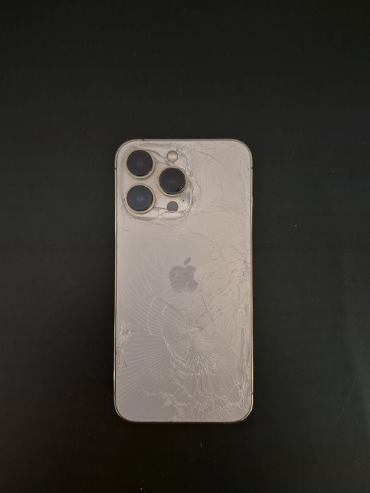 Mocno uszkodzony iphone 13 pro